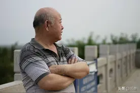 老人和老伴共同生活了30年，女儿在国外工作，继子：住在我家吧图片