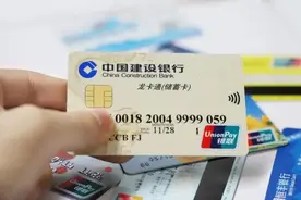 存钱用银行卡好还是存折好？银行经理不小心说漏嘴，原来都存错了图片