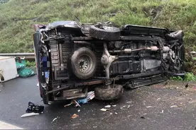 南宁往北海高速公路上皮卡车轮胎老化未更换 爆胎后侧翻图片