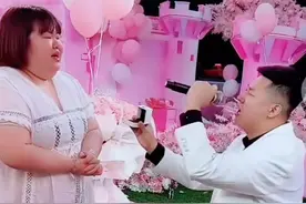 网红白小白102kg徒弟大萌，被一米九男友求婚，网友：挺可爱的图片