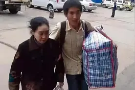 背着疯娘求学，落榜后想复读，刘秀祥跪地求校长：我一定考上大学图片