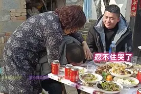 男子去探望远嫁的姐姐，离开时哭成泪人：她连回娘家的路费都没有图片