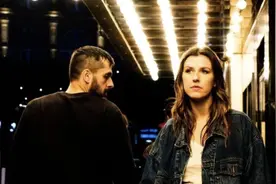 英国女记者街头装醉游走，数个陌生男子骚扰跟踪，还跟到酒店床上图片