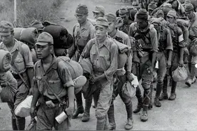 去哪都背着书包的二战日军，包里到底装了什么？拼刺刀都背着不放图片