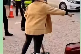 农村大姐骑电动车进城被交警扣车罚款，愤怒抡起大锤把摩托车砸烂图片