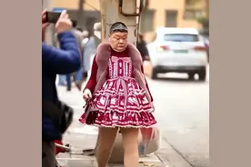 上海51岁“小公举”，爱洛丽塔裙，一夜爆红却遭网暴，如今怎样图片