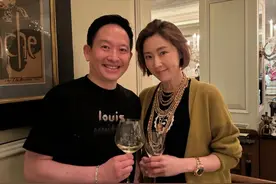 张玉珊与前男友侄子聚会，戴名表金链好贵气，与向华胜分手已19年图片