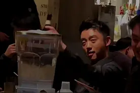 郑恺和男男女女酒吧玩乐，喝醉酒脸红当场嗨歌，现场美女尖叫一片图片