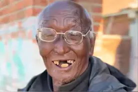 76岁大爷黢黑后续：老伴已去世，炕面污黑墙掉渣，房间曝光脏乱差图片