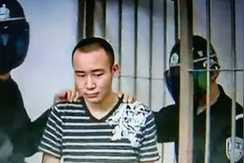 2011年，药家鑫被执行死刑前的照片，他穿着格子短袖，双眼无神图片
