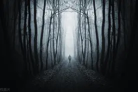 小偷半夜溜进美女卧室，哭着哀求：我随你折腾，求你不要杀我图片