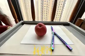 刀尖锋利的蝴蝶刀网络热销，有儿童玩耍时被刺伤！是否属于管制刀具网友吵翻天图片