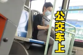 蒋雯丽疑发福坐公交车，多次脱鞋光脚被批没素质，背奢牌包无气质图片