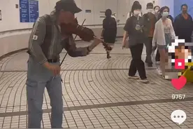 青翼蝠王韦一笑地下通道卖艺，拉琴讨生活多年，一小时能赚400块图片