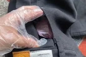 女子网购牛仔裤在裤兜中发现使用过的卫生巾，商家：发货前会检查两遍，有可能顾客自己放的图片