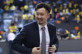 睢冉视频出镜拆球星卡，意外拆到巩晓彬后发言：巩指导是我的恩师图片