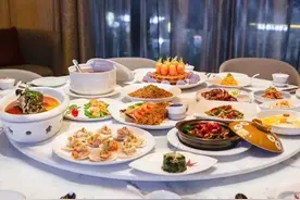 往年放假回家都是我请客，今年我不想回家了，母亲：全家都等着你图片