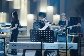 刀郎演唱新歌《序曲》，整首歌仅两个对句，歌词28个字。中国网赏析：包孕丰富，意蕴广阔# 刀郎 # 刀郎新专辑图片