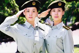 99年大阅兵，最美双胞胎女兵红遍全国，如今的她们过得怎么样了？图片