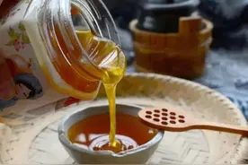 想判断蜂蜜是真还是假，只需一个打火机就可以了，看完涨知识了！图片