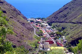 在囚禁过拿破仑的小岛上，英国政府建造了一座全世界最没用的机场图片