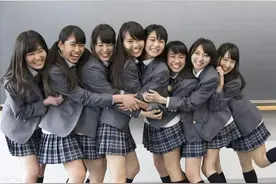 盘点各国奇葩校服：日本校服成熟性感，俄罗斯校服竟是女仆装？图片