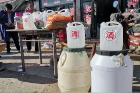农村大集上，10元1斤的散酒能喝么？酿酒师：记住这3点，放心喝图片