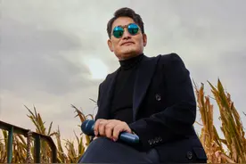 前脚登上《男人装》，后脚被谷传民起诉，大衣哥要颠覆多少人认知图片