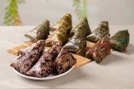 教你做紫糯米粽子，香甜可口，软糯入味，全家夸你手艺好图片