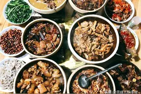 除夕夜各地晒出年夜饭，北方南方各不同，网友：好日子在年夜饭中图片