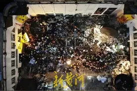 齐齐哈尔体育馆坍塌救援人员讲述：被困者为该校女排队，违规堆放的珍珠岩每袋都有半米高图片