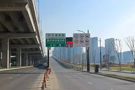 @嘉兴人，再次提醒，快速路摩托车、货车，禁行！图片