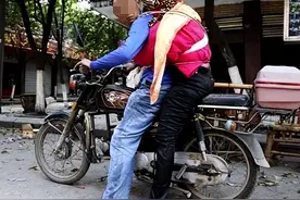汶川地震中，那个骑摩托车背亡妻回家，半年后再婚的男人，怎样了图片