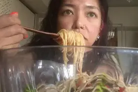 日本单亲妈妈的一场吃播，最后竟成了死亡直播图片