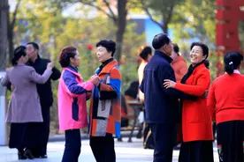 52岁女人天天邀请67岁大爷跳舞，大爷怒斥：跟我玩这套？你还嫩点图片