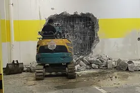 欧亚大观地下墙体被凿大洞钢筋裸露，居民质疑承重墙被砸，各部门回应图片