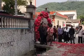 广东一新娘出嫁1分钟走到新郎家，连婚车都省了，网友：门当户对图片