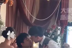 灵魂摄影师花式教学拍照姿势，妖娆下腰、与新郎“贴贴”逗乐新娘，当事人：想让新人放松图片