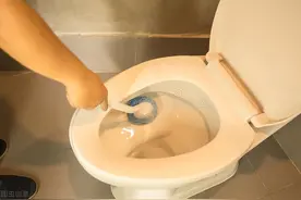 马桶黄渍难去除，只需3招，快速让家里马桶洁净如新，太实用了图片