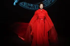 张雨绮演绎虞姬，一身红裙加身，致敬梅兰芳百年“霸王别姬”图片