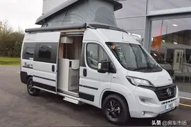 6米长菲亚特房车能升顶，空间高度拉到4米，增加床位露营有乐趣图片