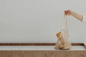 心理学：别人“背后说你坏话”时，最有水平的回应图片