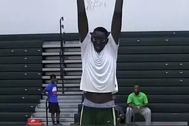 世界篮坛站着扣篮的神人！新疆新签2米31NBA巨人，一国产巨人上榜图片