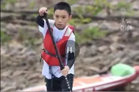 12岁男孩划桨板勇救两人 警方表示勇气可嘉但不鼓励这种行为图片