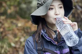 失恋后去旅游，邂逅当地美女的那晚，我们有了一场孽缘图片