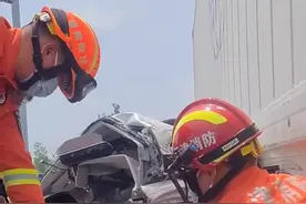 「津云关注」“你没事就好！”车祸救援现场的这一幕好暖心图片
