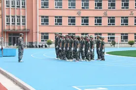 辉南县庆阳镇武装部教官走进校园“军训”新生图片