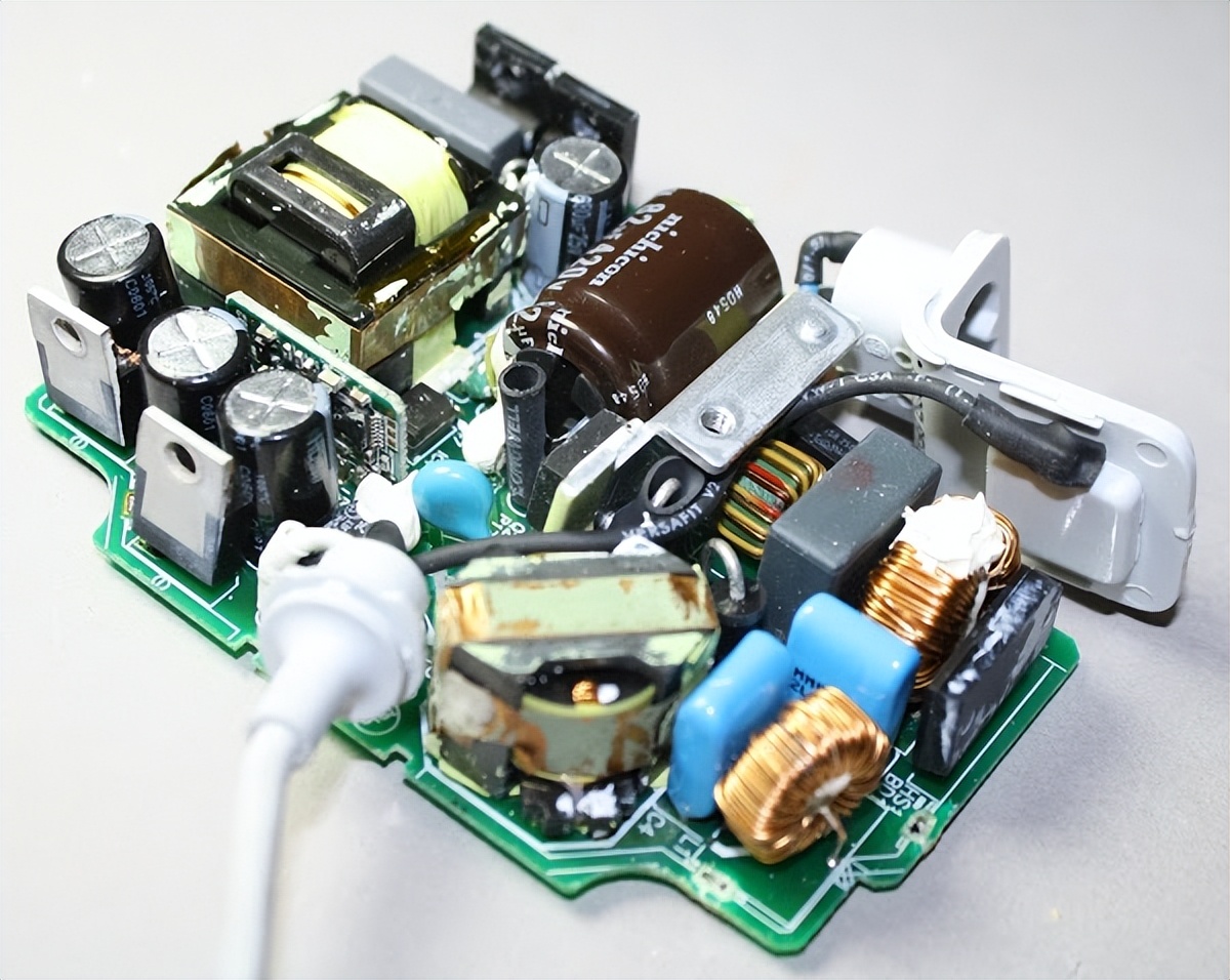 Macbook充电器拆解_Macbook充电器内部组件_ipad充电器拆开使用图