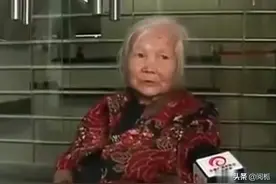 云南老太5万元存银行62年，今只能兑50元，为泄愤砸坏银行大门图片