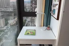 江苏主妇太太利用2㎡阳台，打造惬意“办公角”，网友：真的羡慕图片